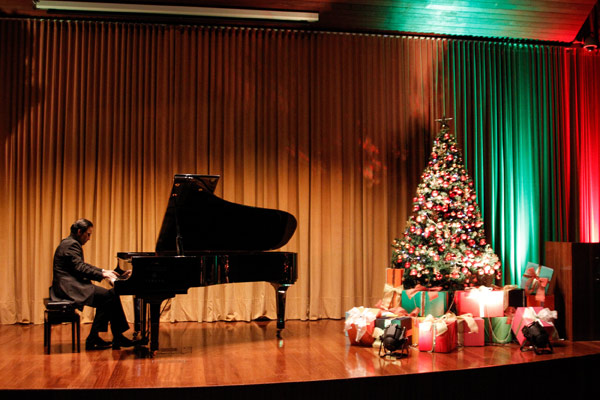 É Natal e o verdadeiro espírito deste momento especial foi resgatado por meio da música clássica e da sensibilidade do consagrado pianista.