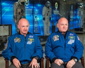 Os irmãos gêmeos Mark e Scott Kelly, astronautas da NASA. NASA