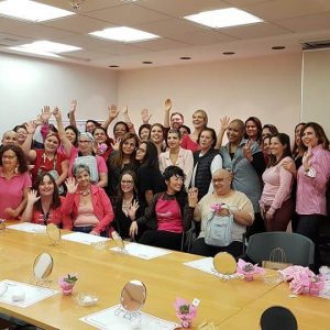 No Outubro Rosa, Instituto ABIHPEC abriu suas portas para uma oficina especial com as modelos Laura Wie e Flávia Flores