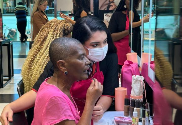 Instituto ABIHPEC e Sephora levam oficinas de maquiagem para mulheres negras com câncer na Bahia