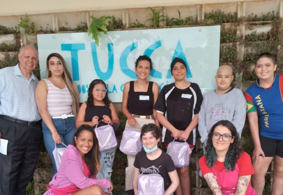 Parceria entre Instituto ABIHPEC e Casa TUCCA leva autoestima a adolescentes com câncer
