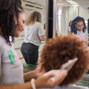 Educação, Dignidade e Beleza: Transformando Vidas por Meio da Formação Profissional