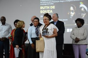 Claudio Viggiani, presidente do Instituto ABIHPEC, durante a cerimonia de entrega do Premio Ruth de Souza, ladeado pelo Secretario Executivo da secretaria de Justiça e Cidadania do estado de São Paulo, Raul Christiano e pela Secretária Executiva de Igualdade Racial da secretaria de Direitos Humanos e Cidadania da prefeitura de São Paulo, Elisa Rodrigues.